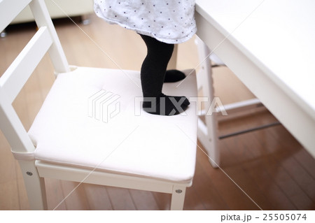 赤ちゃん いたずら (ベビー 幼児 女の子 1才 1歳 イス 椅子 チェアー 登る 危険 危ない) 赤ちゃん いたずら (ベビー 幼児 女の子 1才 1歳 イス 椅子 チェアー 登る 危険 危ない) 25505074