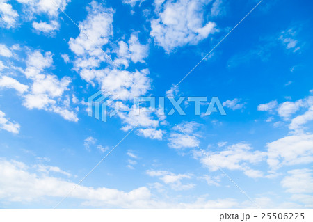 10月の空　雲　筋雲　積雲　巻雲　青い空　秋の空　晩夏の空　背景用素材　クラウド　青空　合成用背景 25506225