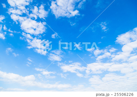 10月の空　雲　筋雲　積雲　巻雲　青い空　秋の空　晩夏の空　背景用素材　クラウド　青空　合成用背景 25506226