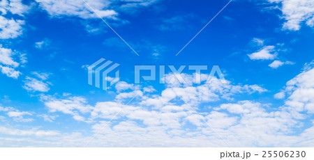 10月の空　雲　筋雲　積雲　巻雲　青い空　秋の空　晩夏の空　背景用素材　クラウド　青空　合成用背景 25506230