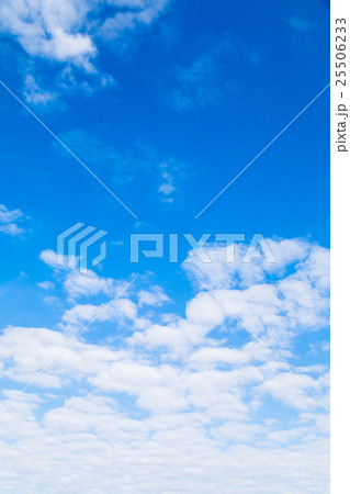 10月の空　雲　筋雲　積雲　巻雲　青い空　秋の空　晩夏の空　背景用素材　クラウド　青空　合成用背景 25506233
