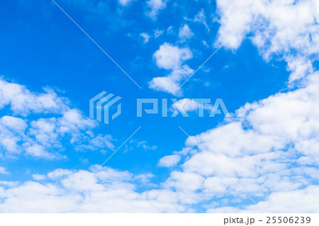 10月の空　雲　筋雲　積雲　巻雲　青い空　秋の空　晩夏の空　背景用素材　クラウド　青空　合成用背景 25506239