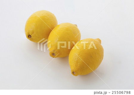 レモン三個横並び横位置 25506798