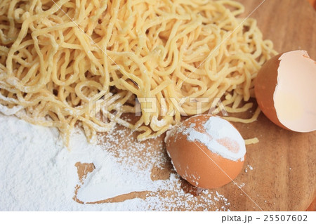 egg noodles 25507602