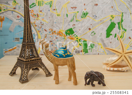Choice and journey planning, vacation. Souvenirs 25508341
