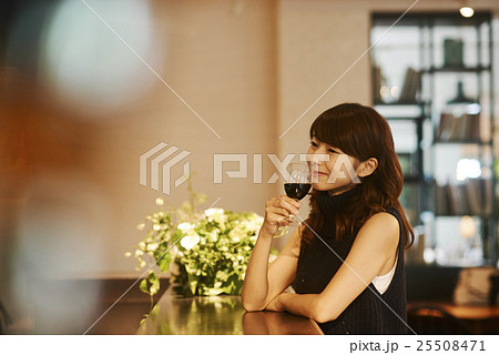 ワインを飲む女性の写真素材