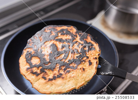 焦げたお好み焼き 25508533
