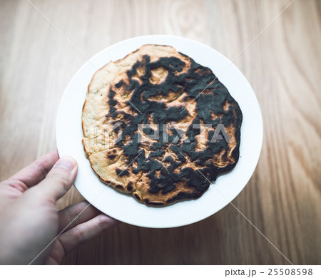 焦げたお好み焼き 25508598