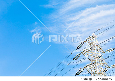 送電線　高圧電線　10月の空　雲　筋雲　巻雲　青い空　秋の空　晩夏の空　背景用素材　青空　合成用背景 25508875