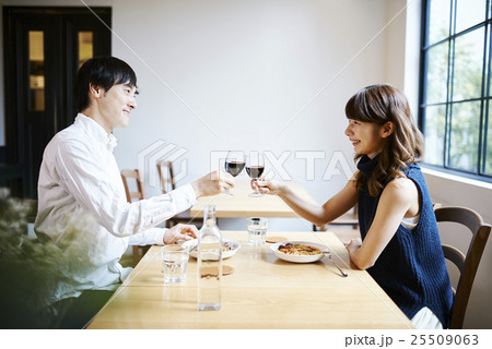 ランチをする男女 25509063