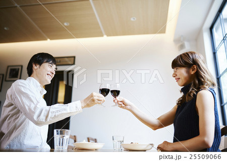 ランチをする男女 25509066