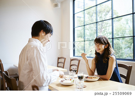 ランチをする男女 25509069
