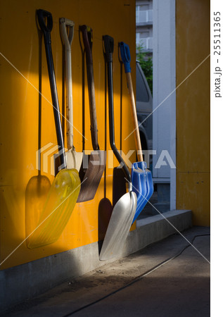 並んだスコップ 並んだスコップ 25511365
