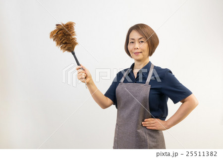 毛ばたきを持つ中年女性/清掃イメージ 毛ばたきを持つ中年女性/清掃イメージ 25511382
