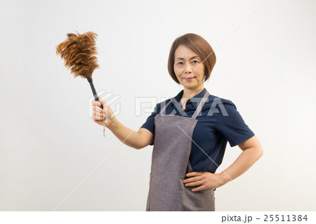 毛ばたきを持つ中年女性/清掃イメージ 毛ばたきを持つ中年女性/清掃イメージ 25511384