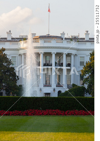 The White House on a beautiful summer evening 25511752