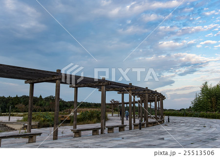 北勢中央公園の歩道とパーゴラ 秋空の写真素材