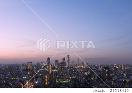 東京都市風景　池袋高層ビル群と街並　夜景　夕景　トワイライト　黄昏 25518410