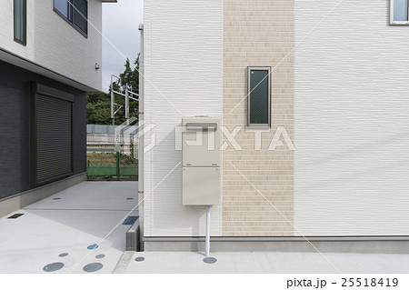 住宅 設備 給湯器 エコキュートと住宅外壁 住宅 設備 給湯器 エコキュートと住宅外壁 25518419