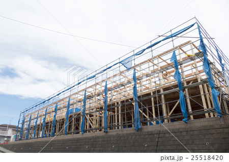 住宅 延床面積が広い 木造2階建てアパート 建設現場 イメージ 足場 住宅 延床面積が広い 木造2階建てアパート 建設現場 イメージ 足場 25518420