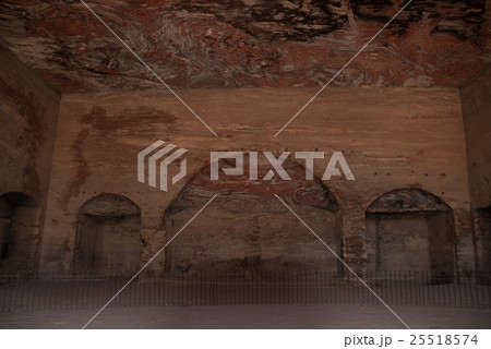 ぺトラ遺跡　王家の墓群　岩窟墓　壺の墓の内部 25518574