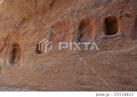 ぺトラ遺跡　シーク（峡谷）　祭壇 25518815