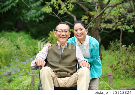 介護　シニア夫妻 25518824
