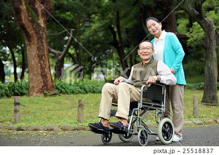 介護　シニア夫妻　車椅子 25518837