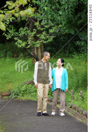 ライフスタイル　シニア　散歩 25518840
