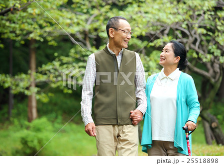 散歩　公園　ライフスタイル 25518898