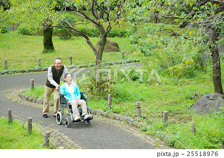 老老介護　シニア夫婦 25518976