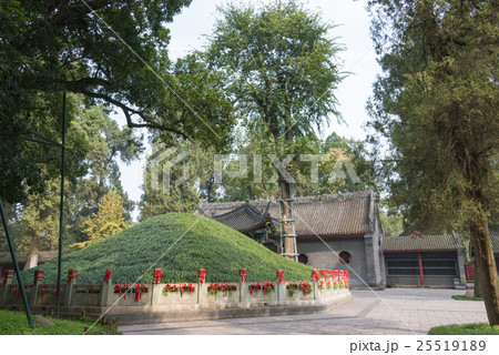 武侯墓(諸葛孔明の墓) 中国・陝西省勉県 武侯墓(諸葛孔明の墓) 中国・陝西省勉県 25519189