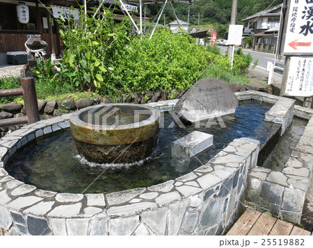 竹田湧水群の河宇田湧水（円形水汲み場） 25519882