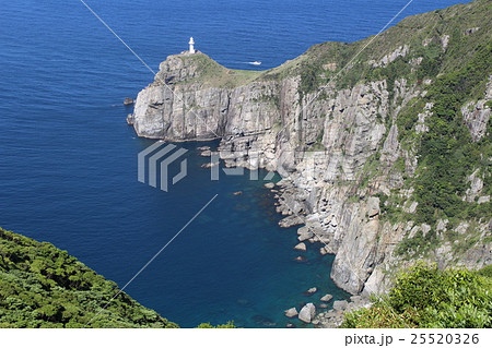 快晴の大瀬崎灯台と断崖 五島列島 福江島 長崎県 快晴の大瀬崎灯台と断崖 五島列島 福江島 長崎県 25520326