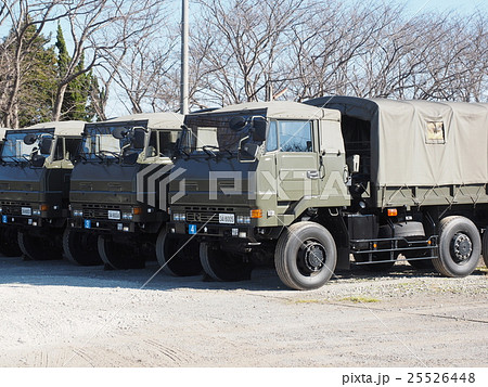 千葉県船橋市の習志野駐屯地で新春に行われる降下訓練始めで待機する輸送車 千葉県船橋市の習志野駐屯地で新春に行われる降下訓練始めで待機する輸送車 25526448