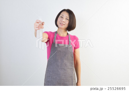 スプレーを持つ中年女性/清掃イメージ スプレーを持つ中年女性/清掃イメージ 25526695