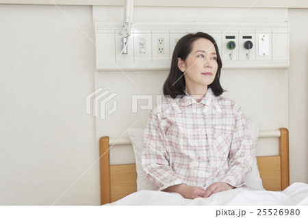 医療　病院　介護　医者　介護師　ナース　イメージシーン 25526980