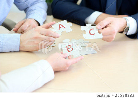Businessmen Hand Connecting Jigsaw Puzzle Businessmen Hand Connecting Jigsaw Puzzle 25528332