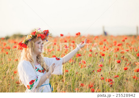 Girl in a poppy field 25528942