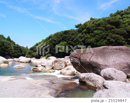 屋久島横河渓谷 青空と渓流の写真素材