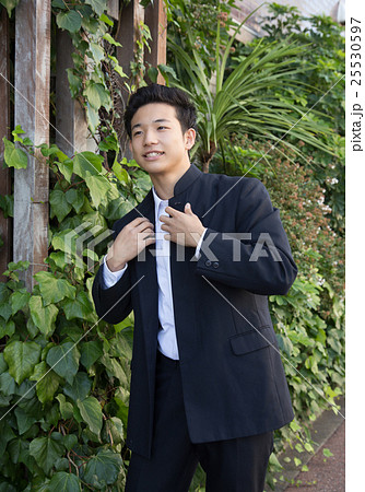 詰め襟学生服を羽織る高校生 25530597