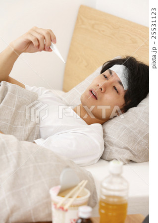 体調不良の若い男性 体調不良の若い男性 25531123