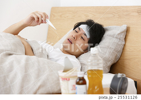 体調不良の若い男性 体調不良の若い男性 25531126