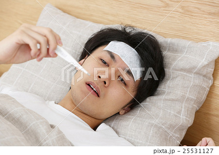 体調不良の若い男性 体調不良の若い男性 25531127
