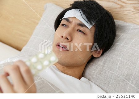 体調不良の若い男性 体調不良の若い男性 25531140