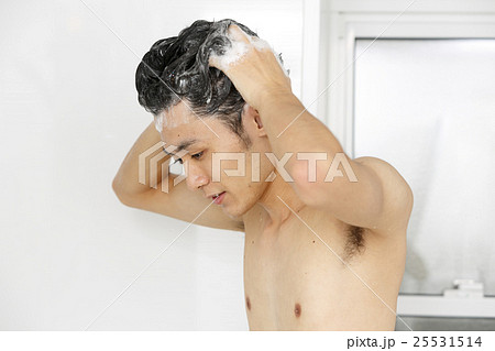 シャンプーをする男性 25531514