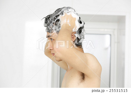 シャンプーをする男性 25531515