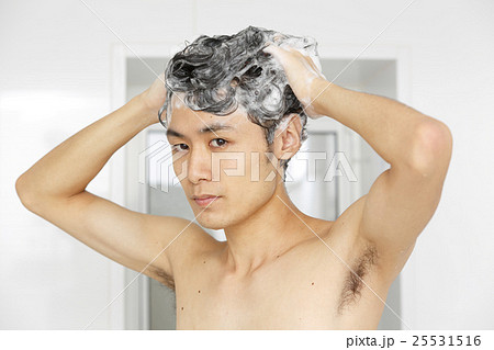 シャンプーをする男性 25531516