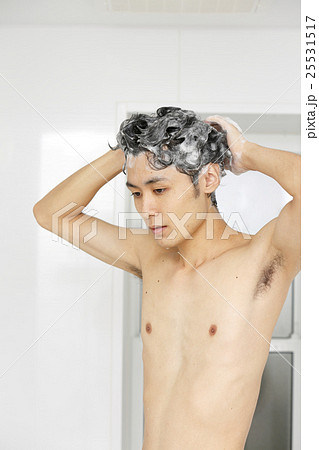 シャンプーをする男性 25531517