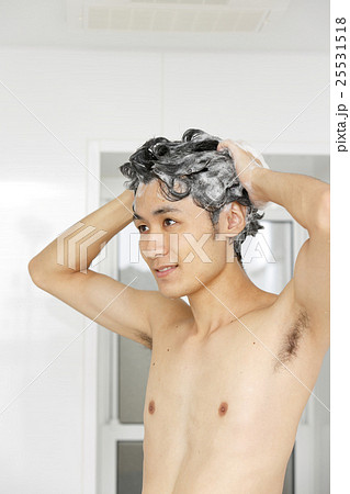 シャンプーをする男性 シャンプーをする男性 25531518